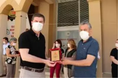 Başkan Ercengiz, 240 bin maske üreten gönüllüleri plaketle ödüllendirdi. Başkan Ercengiz, 240 bin maske üreten gönüllüleri plaketle ödüllendirdi.