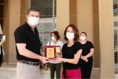 Başkan Ercengiz, 240 bin maske üreten gönüllüleri plaketle ödüllendirdi. Başkan Ercengiz, 240 bin maske üreten gönüllüleri plaketle ödüllendirdi.