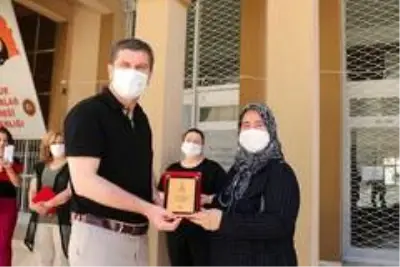 Başkan Ercengiz, 240 bin maske üreten gönüllüleri plaketle ödüllendirdi. Başkan Ercengiz, 240 bin maske üreten gönüllüleri plaketle ödüllendirdi.