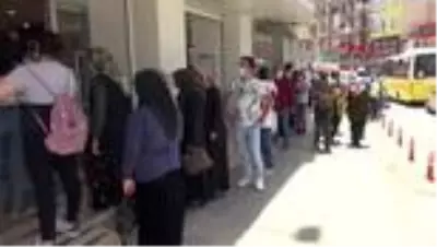 Bayram alışverişinde sosyal mesafe unutuldu Bayram alışverişinde sosyal mesafe unutuldu