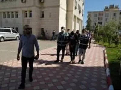 'Berberiz, tıraş etmeye geldik' deyip 83 yaşındaki adamın 30 bin lirasını çaldılar 'Berberiz, tıraş etmeye geldik' deyip 83 yaşındaki adamın 30 bin lirasını çaldılar