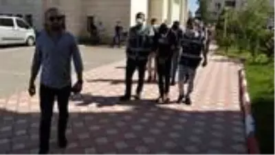 'Berberiz, tıraş etmeye geldik' deyip 83 yaşındaki adamın 30 bin lirasını çaldılar 'Berberiz, tıraş etmeye geldik' deyip 83 yaşındaki adamın 30 bin lirasını çaldılar