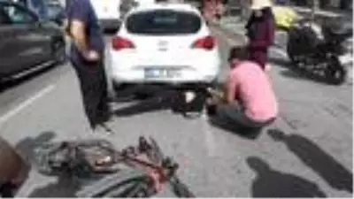 Beylikdüzü'nde sokağa çıkarak bisiklete binen çocuğa otomobil çarptı Beylikdüzü'nde sokağa çıkarak bisiklete binen çocuğa otomobil çarptı