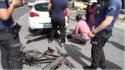 Beylikdüzü'nde sokağa çıkarak bisiklete binen çocuğa otomobil çarptı Beylikdüzü'nde sokağa çıkarak bisiklete binen çocuğa otomobil çarptı