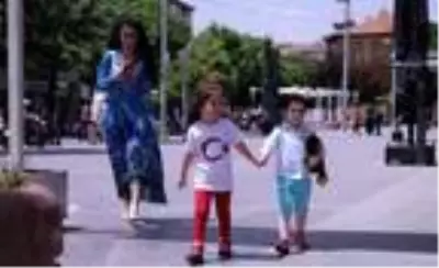 Çocuklar, izinlerini bayram alışverişinde geçirdi Çocuklar, izinlerini bayram alışverişinde geçirdi