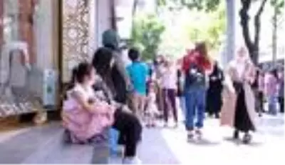 Çocuklar, izinlerini bayram alışverişinde geçirdi Çocuklar, izinlerini bayram alışverişinde geçirdi
