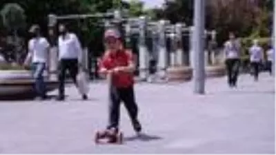 Çocuklar, izinlerini bayram alışverişinde geçirdi Çocuklar, izinlerini bayram alışverişinde geçirdi