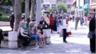 Çocuklar, izinlerini bayram alışverişinde geçirdi Çocuklar, izinlerini bayram alışverişinde geçirdi