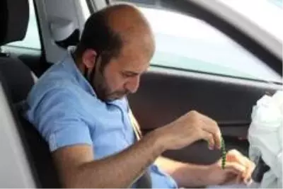 Direksiyon başında fenalaşan sürücü, bariyerlere çarparak durabildi Direksiyon başında fenalaşan sürücü, bariyerlere çarparak durabildi