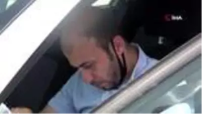 Direksiyon başında fenalaşan sürücü, bariyerlere çarparak durabildi Direksiyon başında fenalaşan sürücü, bariyerlere çarparak durabildi