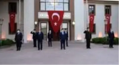 Erzincan protokolü saat 19.19'da İstiklal Marşını okudu