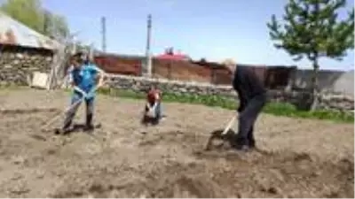 Evden çıkamayan dede ve torunları birlikte vakit geçiriyor