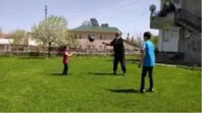 Evden çıkamayan dede ve torunları birlikte vakit geçiriyor Evden çıkamayan dede ve torunları birlikte vakit geçiriyor
