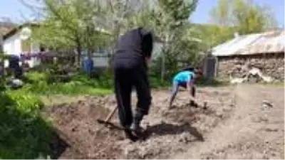 Evden çıkamayan dede ve torunları birlikte vakit geçiriyor Evden çıkamayan dede ve torunları birlikte vakit geçiriyor