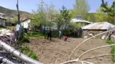 Evden çıkamayan dede ve torunları birlikte vakit geçiriyor Evden çıkamayan dede ve torunları birlikte vakit geçiriyor