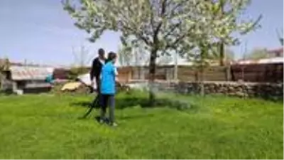 Evden çıkamayan dede ve torunları birlikte vakit geçiriyor Evden çıkamayan dede ve torunları birlikte vakit geçiriyor