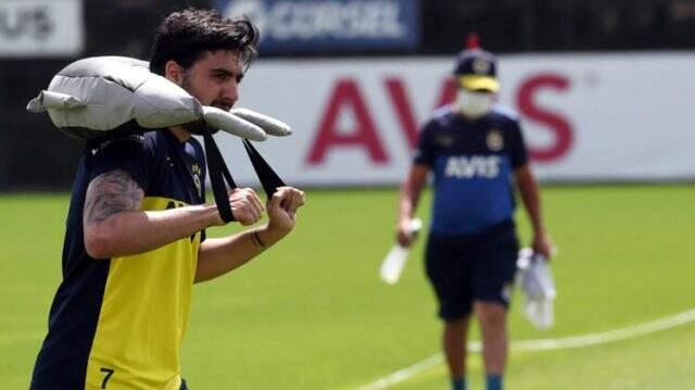 Fenerbahçeli futbolcu Ozan Tufan'ın fazla kiloları dikkat çekti Fenerbahçeli futbolcu Ozan Tufan'ın fazla kiloları dikkat çekti