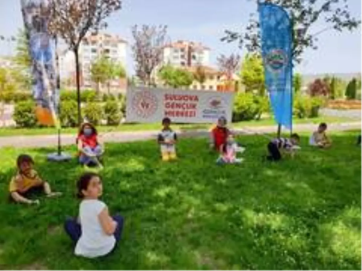 Gençlik liderlerinden çocuklara sosyal mesafeli müzikli etkinlik