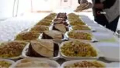 - Günlük 6 bin 400 Suriyeli'ye iftar veriliyor - Günlük 6 bin 400 Suriyeli'ye iftar veriliyor
