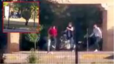 İki grup arasında yumruk ve tekmelerin havada uçtuğu kavgayı vatandaşlar öylece izledi İki grup arasında yumruk ve tekmelerin havada uçtuğu kavgayı vatandaşlar öylece izledi