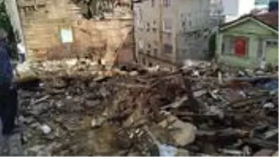 İstanbul'da yanmış kafatasının bulunduğu yangın enkazından şimdi de insan kemikleri çıktı İstanbul'da yanmış kafatasının bulunduğu yangın enkazından şimdi de insan kemikleri çıktı