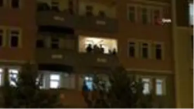 Kars’ta antrenörler sokakta, vatandaşlar balkonda spor yaptı
