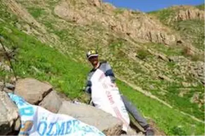 Kilometrelerce yol yürüyüp topladıkları pancarları satarak geçimlerini sağlıyorlar Kilometrelerce yol yürüyüp topladıkları pancarları satarak geçimlerini sağlıyorlar