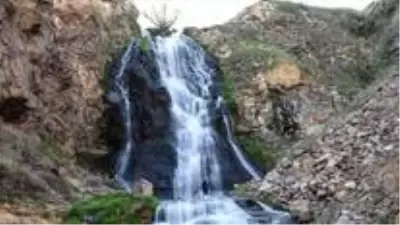 Kışın tamamen donan Susuz Şelalesi ilkbaharda bir başka güzel