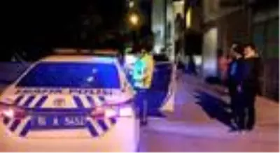 Kısıtlamada otomobil çaldılar, 1 kilometre kaçabildiler Kısıtlamada otomobil çaldılar, 1 kilometre kaçabildiler