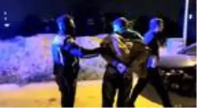 Kısıtlamada otomobil çaldılar, 1 kilometre kaçabildiler Kısıtlamada otomobil çaldılar, 1 kilometre kaçabildiler