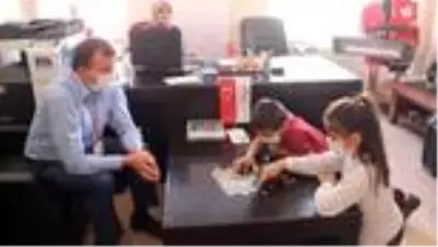 Kumbaralarındaki haçlıklarını Afganistan'a gönderilmek üzere Kızılay'a bağışladılar Kumbaralarındaki haçlıklarını Afganistan'a gönderilmek üzere Kızılay'a bağışladılar
