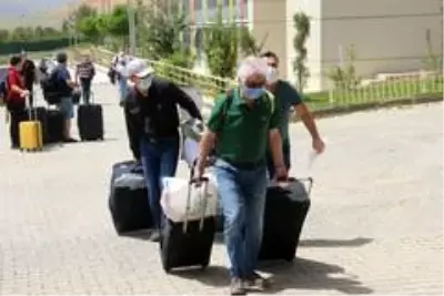Kuveyt'ten getirilen 70 kişi, karantinadan tahliye edildi