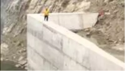Mahsur kalan 7 yaban ördeği yavrusunu belediye başkanı kurtardı Mahsur kalan 7 yaban ördeği yavrusunu belediye başkanı kurtardı