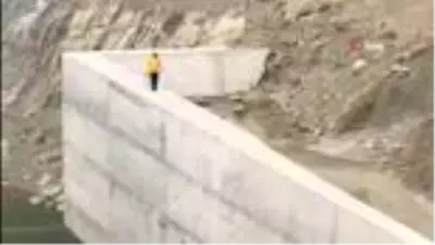 Mahsur kalan 7 yaban ördeği yavrusunu belediye başkanı kurtardı Mahsur kalan 7 yaban ördeği yavrusunu belediye başkanı kurtardı