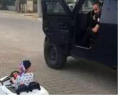 Mardin'de akülü arabasıyla geçen çocuk ve polis arasındaki ehliyet diyaloğu güldürdü