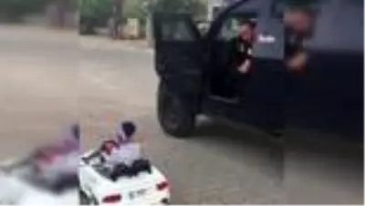 Mardin’de akülü arabasıyla geçen çocuk ve polis arasındaki ehliyet diyaloğu güldürdü