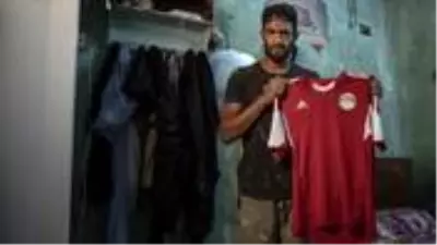 Mısırlı futbolcu Mahrous Mahmoud korona nedeniyle işsiz kalınca sokak satıcısı oldu Mısırlı futbolcu Mahrous Mahmoud korona nedeniyle işsiz kalınca sokak satıcısı oldu