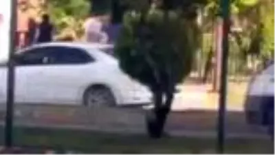 İki grup arasında yumruk ve tekmelerin havada uçtuğu kavgayı vatandaşlar öylece izledi İki grup arasında yumruk ve tekmelerin havada uçtuğu kavgayı vatandaşlar öylece izledi