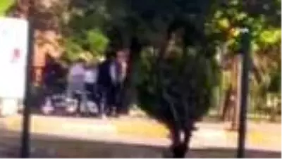 İki grup arasında yumruk ve tekmelerin havada uçtuğu kavgayı vatandaşlar öylece izledi İki grup arasında yumruk ve tekmelerin havada uçtuğu kavgayı vatandaşlar öylece izledi