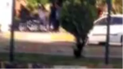 İki grup arasında yumruk ve tekmelerin havada uçtuğu kavgayı vatandaşlar öylece izledi İki grup arasında yumruk ve tekmelerin havada uçtuğu kavgayı vatandaşlar öylece izledi