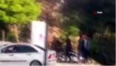 İki grup arasında yumruk ve tekmelerin havada uçtuğu kavgayı vatandaşlar öylece izledi İki grup arasında yumruk ve tekmelerin havada uçtuğu kavgayı vatandaşlar öylece izledi