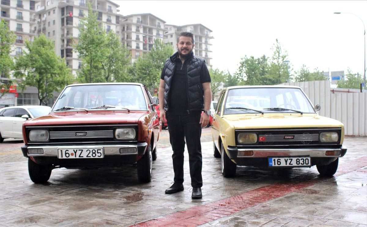 Otomobil meraklısı genç, 40 yıllık araçları sıfır araç fiyatına satıyor