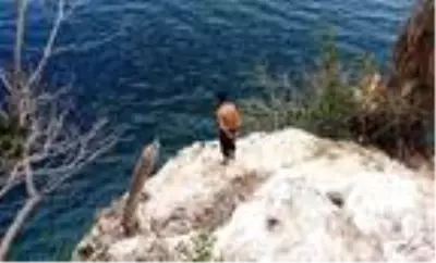 İntihara kalkışan genç, polisin 1 kilo tatlı ve dürüm sözü üzerine vazgeçti İntihara kalkışan genç, polisin 1 kilo tatlı ve dürüm sözü üzerine vazgeçti