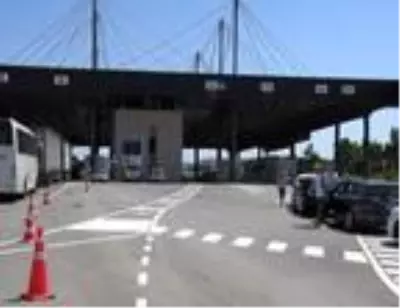 Sırbistan, Kosova'ya olan sınırını tek taraflı olarak açtı