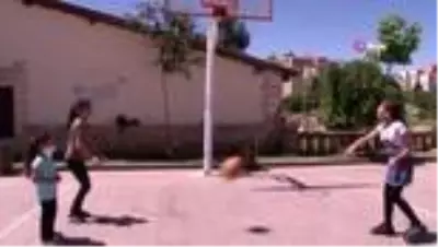 Sokağa çıkmalarına izin verilen çocuklar parklarda doyasıya eğlendi Sokağa çıkmalarına izin verilen çocuklar parklarda doyasıya eğlendi