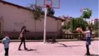 Sokağa çıkmalarına izin verilen çocuklar parklarda doyasıya eğlendi