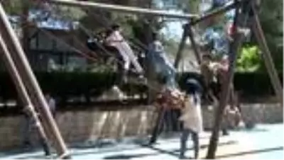 Sokağa çıkmalarına izin verilen çocuklar parklarda doyasıya eğlendi