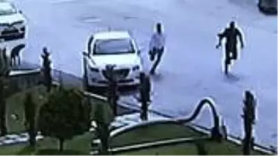 Sokak ortasında yaşanan silahlı kovalamaca anbean kaydedildi Sokak ortasında yaşanan silahlı kovalamaca anbean kaydedildi