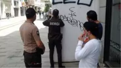 Taksim'de bekçilerden korona virüs denetimi