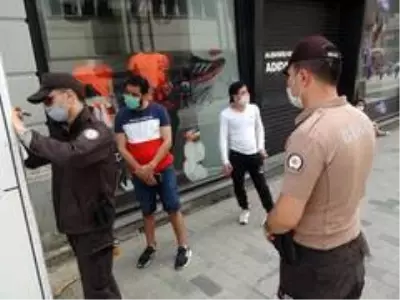 Taksim'de bekçilerden korona virüs denetimi